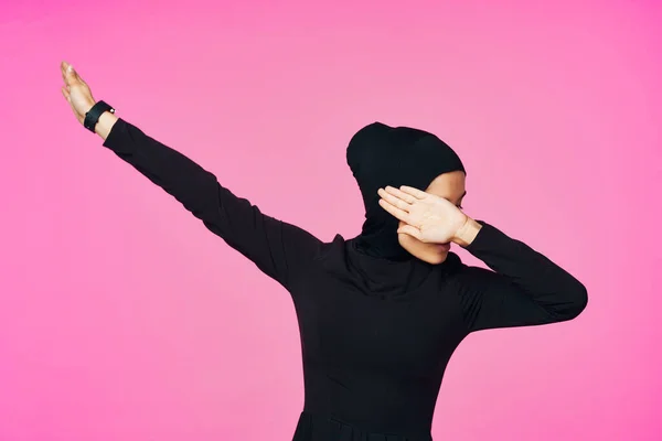 Siyah tesettürlü Müslüman kadın. El hareketi modeli. — Stok fotoğraf