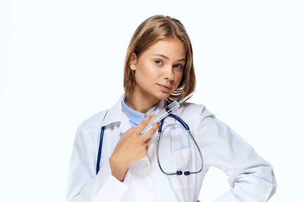 Vrouwelijke arts geneeskunde ziekenhuis behandeling stethoscoop professionele — Stockfoto