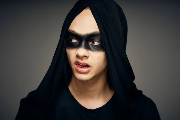 Homem com uma máscara escura fantasia de terror fundo escuro halloween — Fotografia de Stock