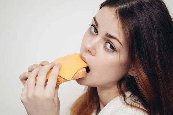 Веселая женщина ест сэндвич закуски фаст-фуд — стоковое фото