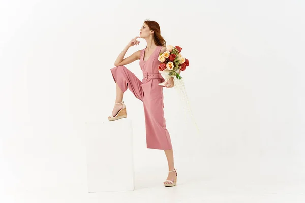 ピンクのドレスの女性の魅力的なポーズモデル隔離された背景 — ストック写真