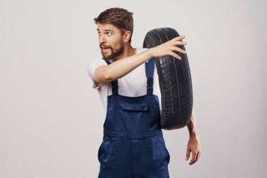 Erkek işçi otomobil makinası profesyonel ışık arkaplanı