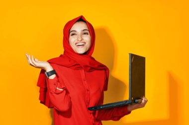 Ellerinde dizüstü bilgisayarı olan Müslümanlar teknoloji etnik duygu modeli