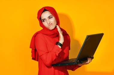 Ellerinde dizüstü bilgisayarı olan Müslümanlar teknoloji etnik duygu modeli