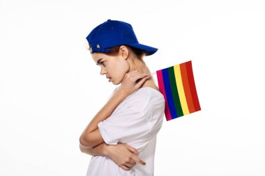 lgbt bayrağı taşıyan kadın cinsiyet değiştirme topluluğunun aydınlık arka planı