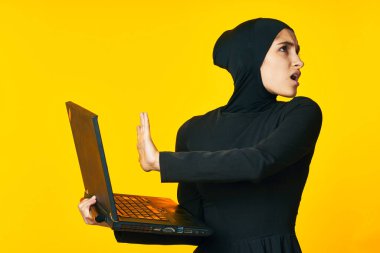 Güzel kadın Arap giysi dizüstü bilgisayarı internet etnik köken modeli