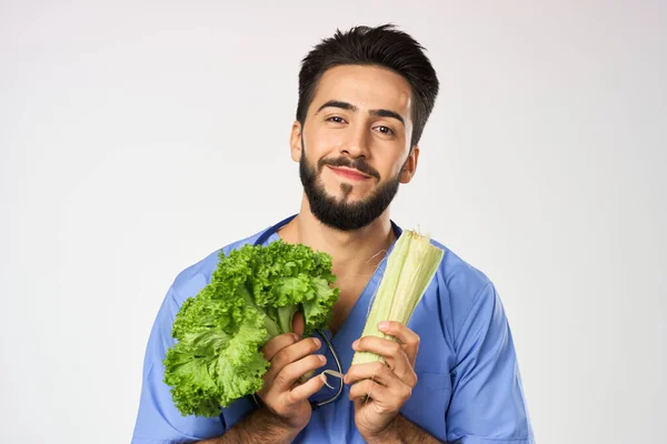 Médecin diététiste joyeux avec des légumes dans les mains traitement stéthoscope — Photo