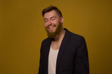 Sakallı adam moda saç stili ceket kendine güven pozu veriyor.