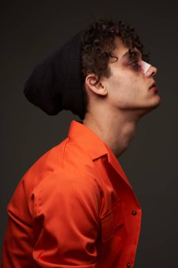 Turuncu üniformalı adam mafya geçmişi karanlık.