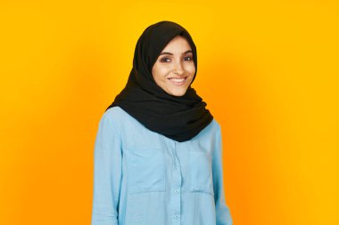 Siyah tesettürlü kadın moda sarısı arka planda