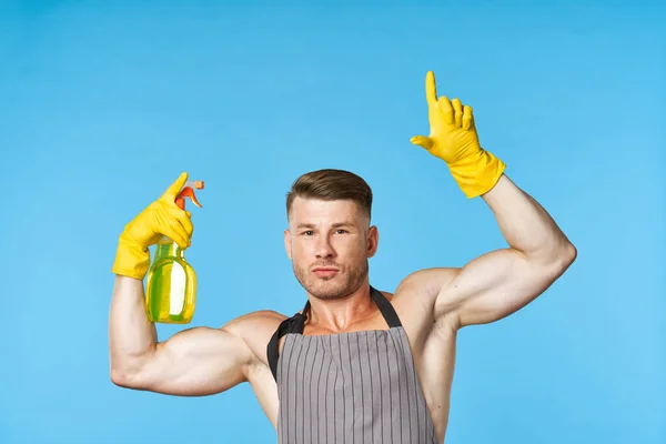 Mann mit Schürze Reinigungsdienst Hausarbeit — Stockfoto