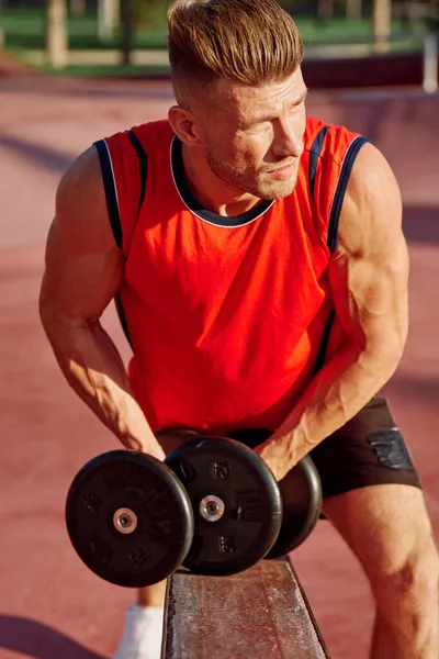 Hombre musculoso con pesas Entrenamiento Fitness al aire libre —  Fotos de Stock