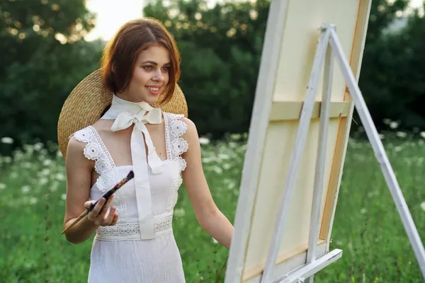 Vrouw kunstenaar buiten landschap creatieve hobby levensstijl — Stockfoto