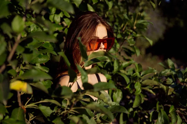 Mujer atractiva verano al aire libre hojas verdes moda —  Fotos de Stock
