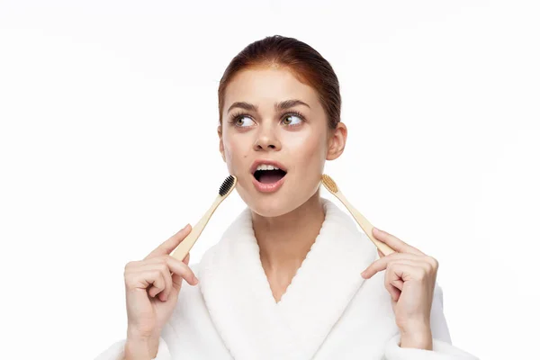 Wanita kontak dalam jubah putih sikat gigi kamar mandi kebersihan — Stok Foto
