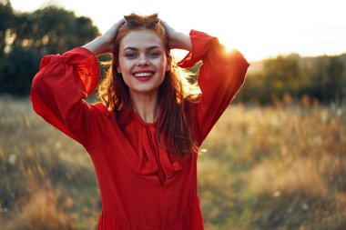 Kırmızılı kadın özgürlük yolunda yürüyor.