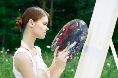 Kadın ressam palet tablosu çizer.