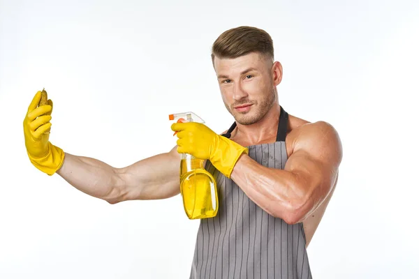Uomo pompato in grembiule con guanti di gomma detergenti — Foto Stock