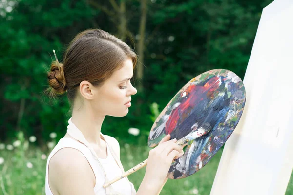 Mulher artista pinta paleta cavalete natureza desenho — Fotografia de Stock