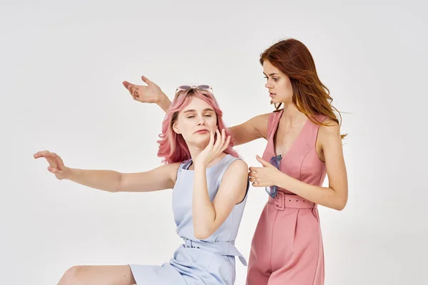 Duas mulheres roupas da moda posando acessórios estilo de verão — Fotografia de Stock