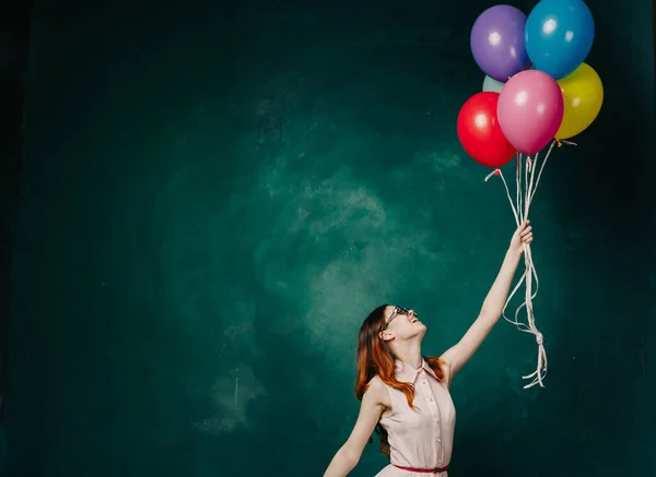 Vrolijke vrouw met kleurrijke ballonnen vakantie plezier — Stockfoto