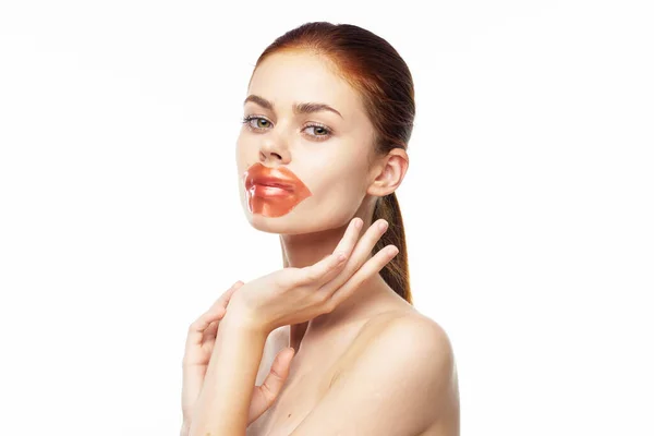 Bonita mujer desnuda hombros labios máscara cuidado de la piel —  Fotos de Stock