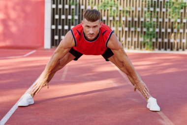 Spor salonunda egzersiz yapan atletik bir adam.