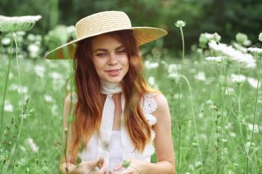 Çiçek tarlasında şapkalı kadın doğa özgürlüğü.