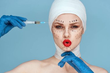 Kırmızı dudak estetik ameliyatı, çıplak omuzlar, izole edilmiş arka plan.