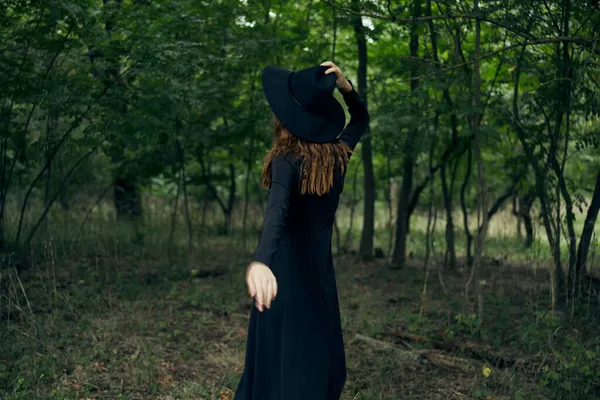 陽気な女魔女が森の中で幻想的なポーズ — ストック写真