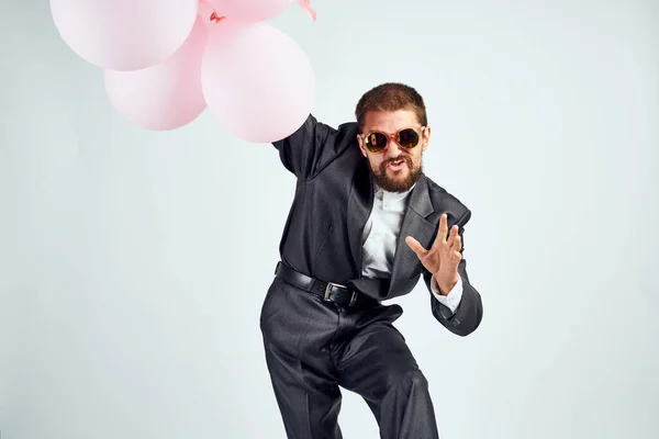 Uomo d'affari rosa palloncini ufficio partito luce sfondo — Foto Stock