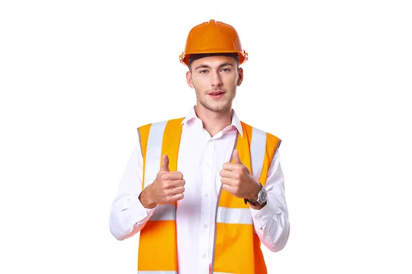Operaio in uniforme arancione posa costruzione — Foto Stock