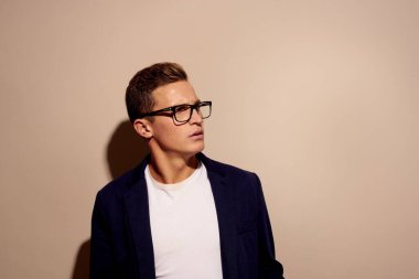 Elinde bej arkaplanı olan bir yönetici