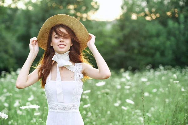 Bonita mujer en sombrero caminar naturaleza posando moda — Foto de Stock