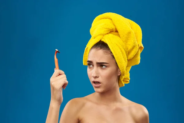 Belle femme rasoir dans la main soins de la peau hygiène fond bleu — Photo