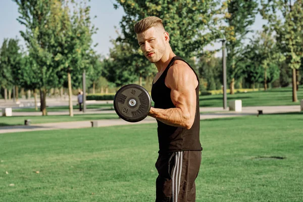 Sporcu, spor salonunu açık hava yaşam tarzına göre düzenliyor. — Stok fotoğraf