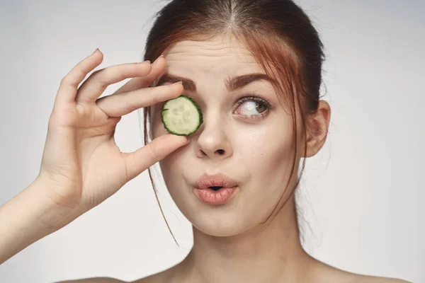 Aantrekkelijke vrouw met blote schouders komkommer huidverzorging gezondheid Stockfoto