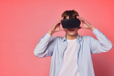 Sanal gözlüklü, teknoloji ürünü patlamış mısır giyen adam.