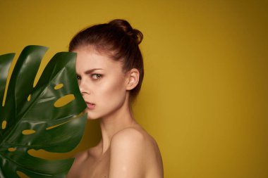 Neşeli kadın çıplak omuzlar, kırmızı dudaklar stüdyo modeli.