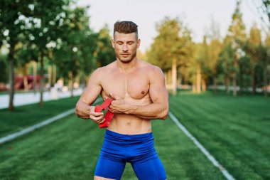 Parkın spor salonunda şişkin vücutlu atletik bir adam.