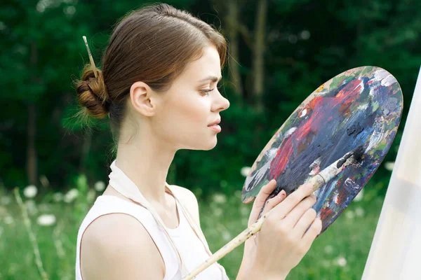 Nő művész természet festékek paletta állvány kreatív táj — Stock Fotó