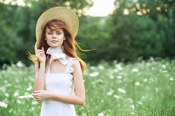 Bella donna in cappello camminare natura posa moda — Foto Stock