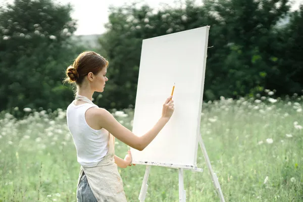 Mulher ao ar livre pintura um quadro criativo arte paisagem — Fotografia de Stock