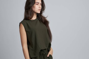 Modern moda kıyafet stüdyosu modeli pozu veren bir kadının portresi