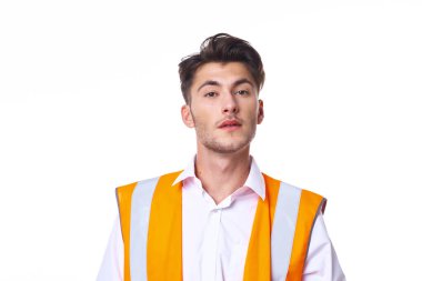 Turuncu yelek giyen mühendis profesyonel poz veriyor.