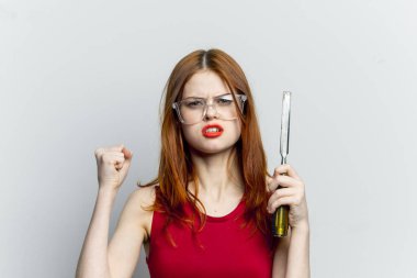 Gözlüklü kadın inşaat aletleri tamir ev işi