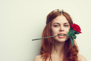 Gül çiçeği makyajlı çekici kadın romantizm modeli