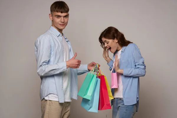 Młoda para z torbami na zakupy studio mody — Zdjęcie stockowe