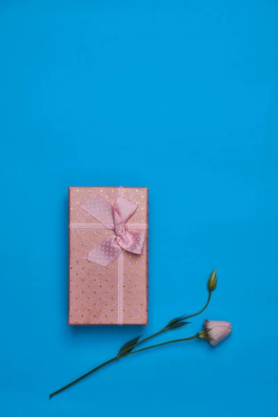 Regalo scatola fiori vacanza matrimonio blu sfondo — Foto Stock