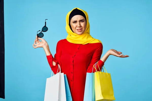 Mujer musulmana en hijab compras entretenimiento fondo azul —  Fotos de Stock